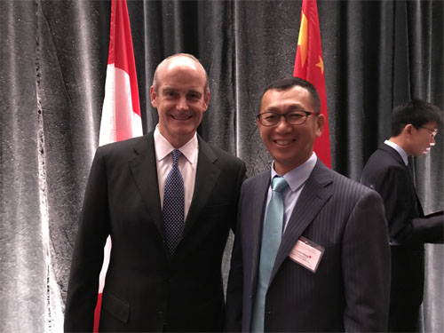 阿里巴巴集團總裁白求恩先生合影.jpg