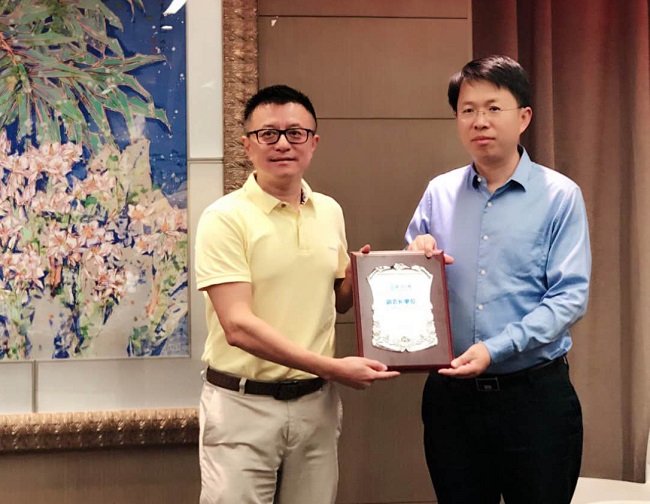 1537862957873354.jpg 陳川會長&何風(fēng)志會長-1.jpg